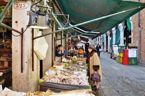 Mercato di Rialto Mercato di Rialto EQRoy / Shutterstock.com 