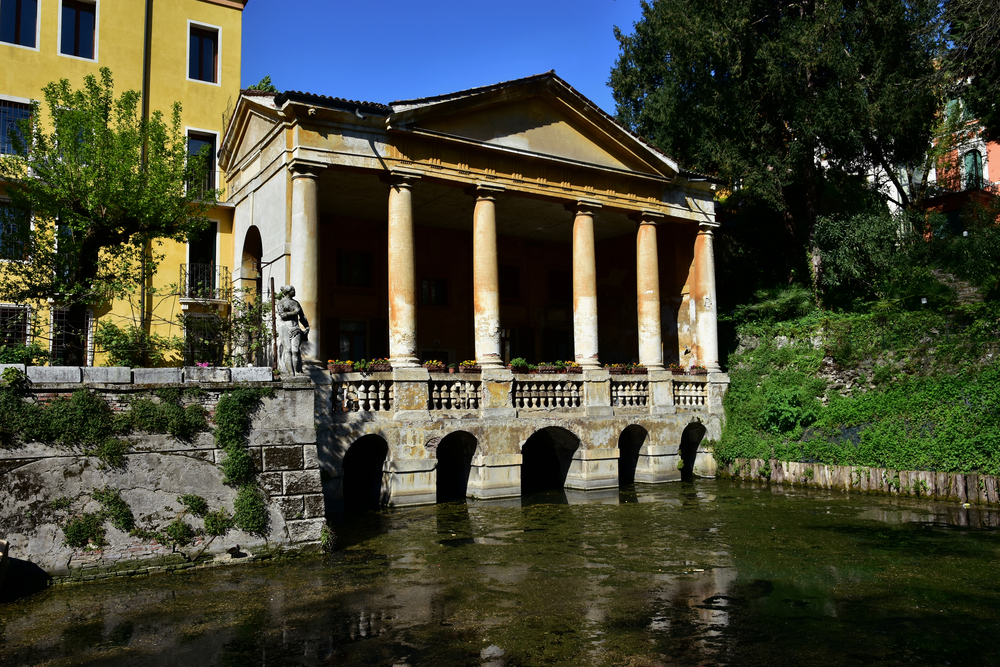 Sembra di essere in una cittadina inglese e invece siamo in Italia: in questa città italiana c'è un giardino che farebbe confondere anche un londinese