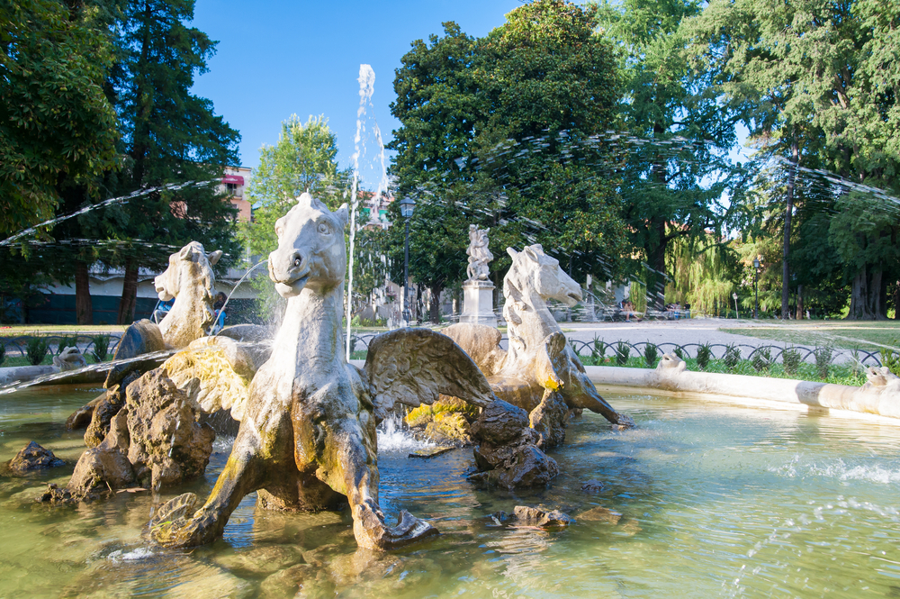 Sembra di essere in una cittadina inglese e invece siamo in Italia: in questa città italiana c'è un giardino che farebbe confondere anche un londinese