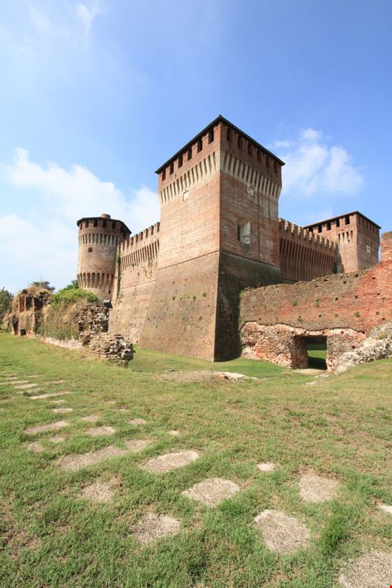 Rocca Sforzesca Rocca Sforzesca mary416 / Shutterstock.com 