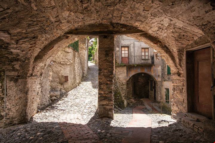 Chiese, castelli e grotte misteriose: i 4 luoghi più spaventosi d'Italia per un Halloween da turista