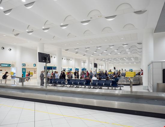 Aeroporto Bari Palese - Karol Wojtyla Aeroporto Bari Palese - Karol Wojtyla Giovanni G / Shutterstock.com 