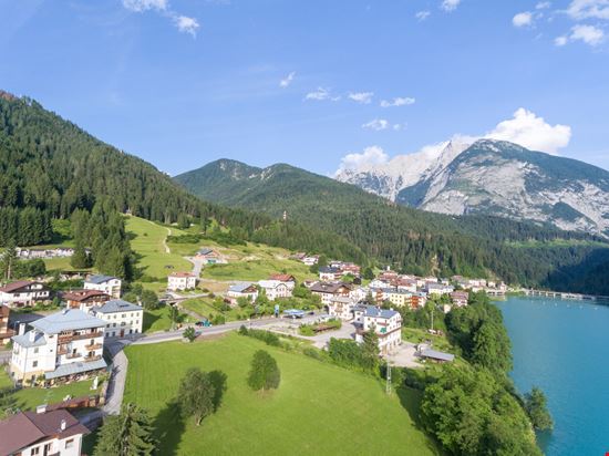 Cadore Cadore GagliardiImages - Shutterstock.com 