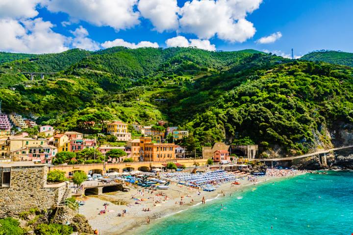È il più grande e il meno verticale delle Cinque Terre: in Liguria c'è un borgo da sogno sul mare