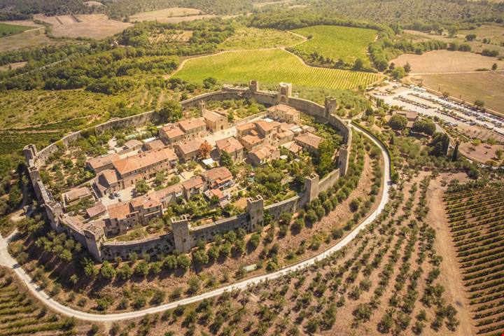 Dalla Manhattan del Medioevo alla città ideale della Val d'Orcia e non solo: una lista di posti che ti faranno venire subito voglia di un weekend in Toscana