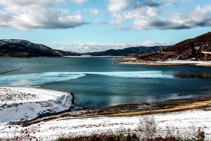 A oltre 1300 metri c'è il lago a V del centro Italia: è il più grande artificiale di tutto l'Abruzzo