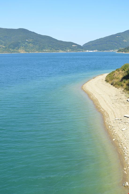 Campotosto Lago di Campotosto Shutterstock.com 