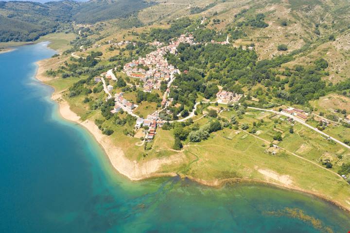 A oltre 1300 metri c'è il lago a V del centro Italia: è il più grande artificiale di tutto l'Abruzzo