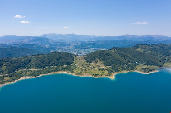 Campotosto Lago di Campotosto Shutterstock.com 