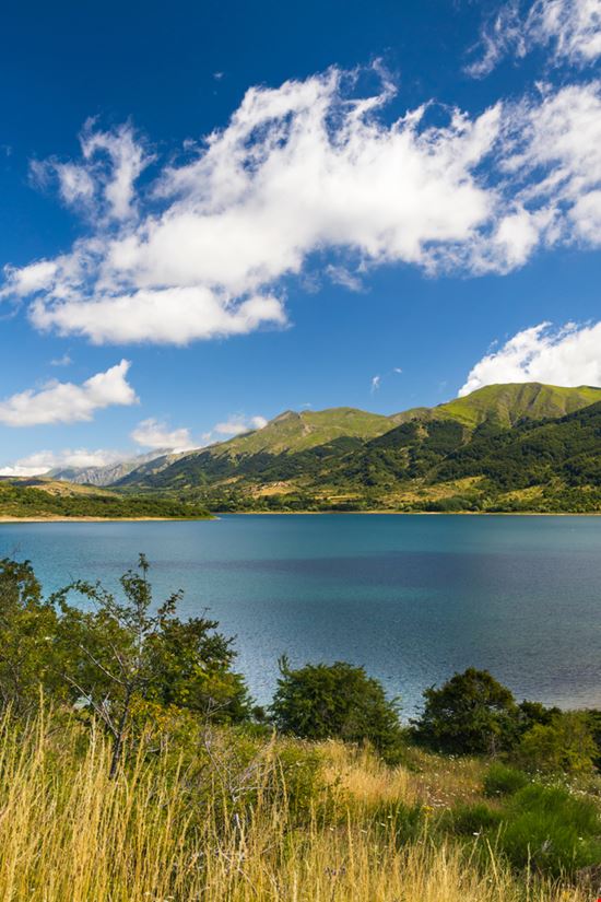 Campotosto Lago di Campotosto Shutterstock.com 