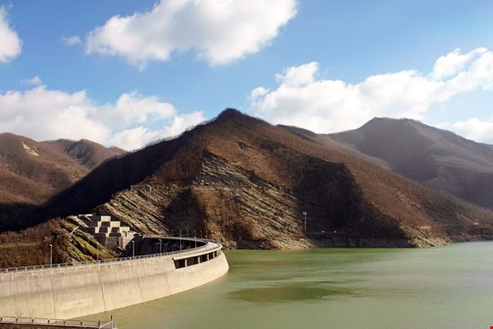 Diga e Lago di Ridracoli Diga e Lago di Ridracoli aladin66 - Istockphoto.com 