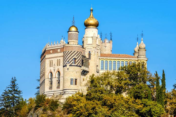 Castelli sospesi tra le nuvole e giardini incantati: gli 8 luoghi più magici d'Italia che sembrano usciti da un libro di fiabe