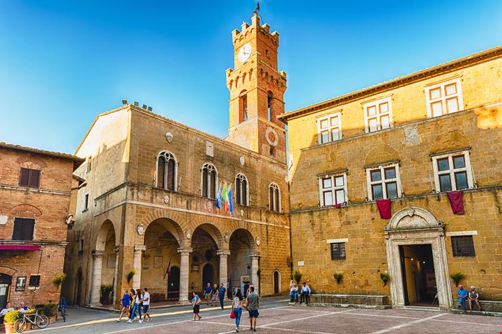 Dalla Manhattan del Medioevo alla città ideale della Val d'Orcia e non solo: una lista di posti che ti faranno venire subito voglia di un weekend in Toscana