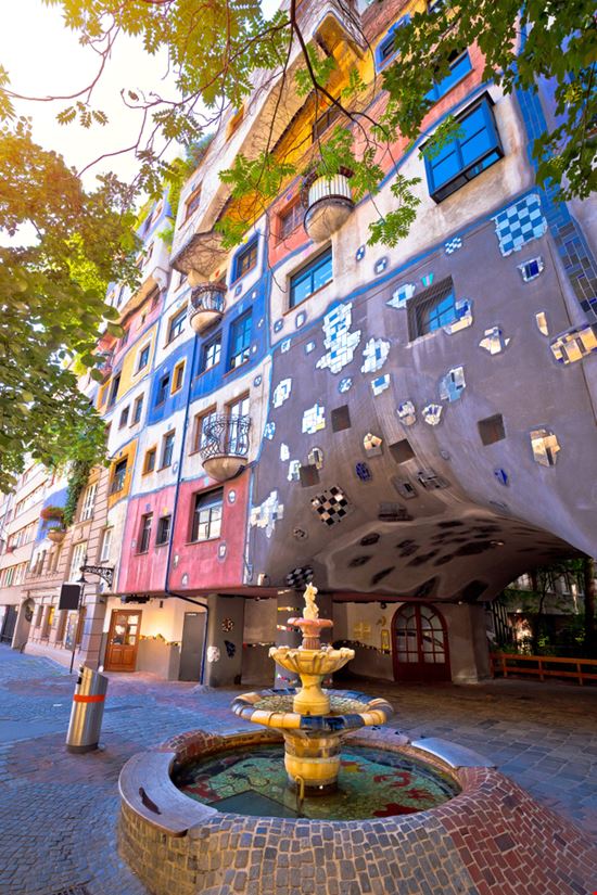 Vienna Hundertwasserhaus xbrchx / Shutterstock.com 