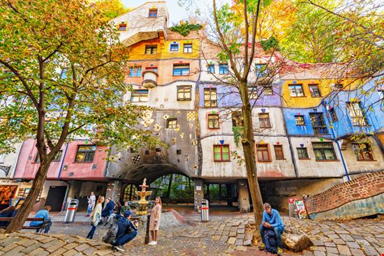 Vienna Hundertwasserhaus Stefan Holm / Shutterstock.com 
