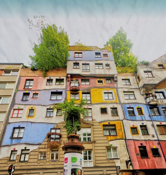 Vienna Hundertwasserhaus ajisai13 / Shutterstock.com 