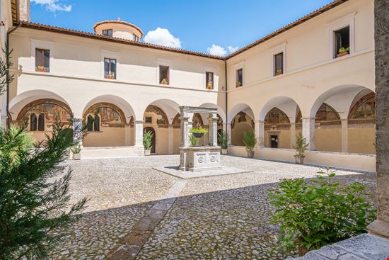 Chiostro di San Francesco Chiostro di San Francesco e55evu - Istockphoto.com 