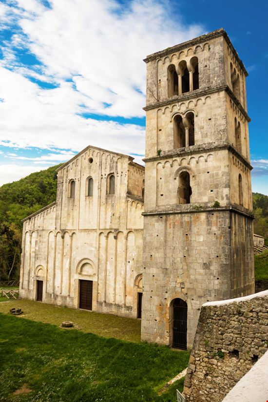 L’Abbazia di San Liberatore Il tesoro d'Abruzzo Angelo DAmico - Shutterstock.com 