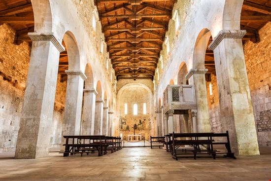 L’Abbazia di San Liberatore Il tesoro d'Abruzzo Angelo DAmico / Shutterstock.com 