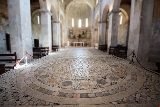 L’Abbazia di San Liberatore Il tesoro d'Abruzzo Angelo DAmico / Shutterstock.com 