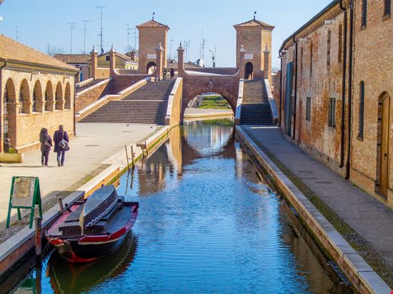 Comacchio Ponte dei Trepponti oltrelautostrada - Shutterstock.com 