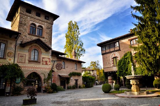 Grazzano Visconti Scorci del borgo MilaCroft - Shutterstock.com 