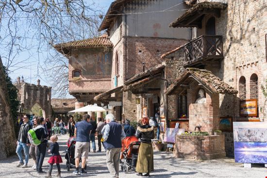 Grazzano Visconti Scorci del borgo starmaro / Shutterstock.com 