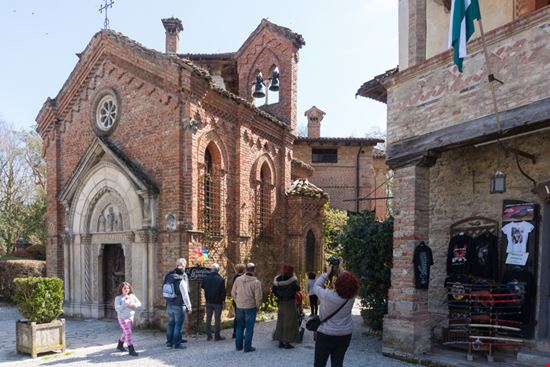 Grazzano Visconti Scorci del borgo starmaro / Shutterstock.com 