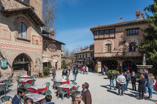 Grazzano Visconti Scorci del borgo starmaro / Shutterstock.com 