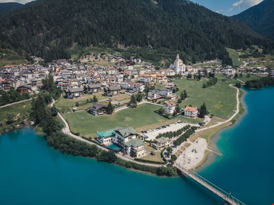 Auronzo di Cadore Lago di Santa Caterina Tom Ha - Shutterstock.com 