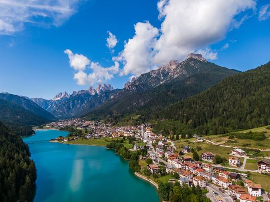 Auronzo di Cadore Lago di Santa Caterina IURII BURIAK - Shutterstock.com 