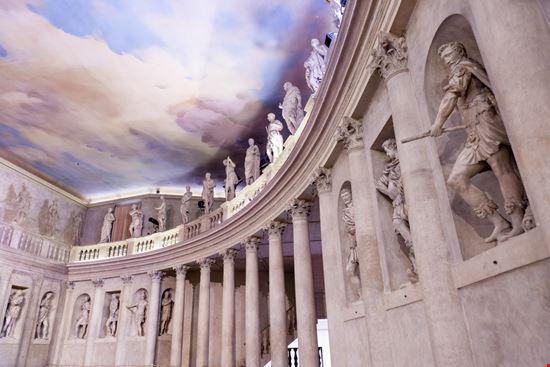 Teatro Olimpico Vicenza pixelshop - Shutterstock.com 