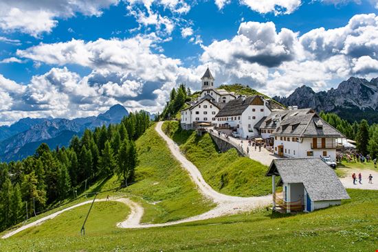 Monte Lussari Il monte simbolo del Friuli Venezia Giulia Fabio Lotti - Shutterstock.com 