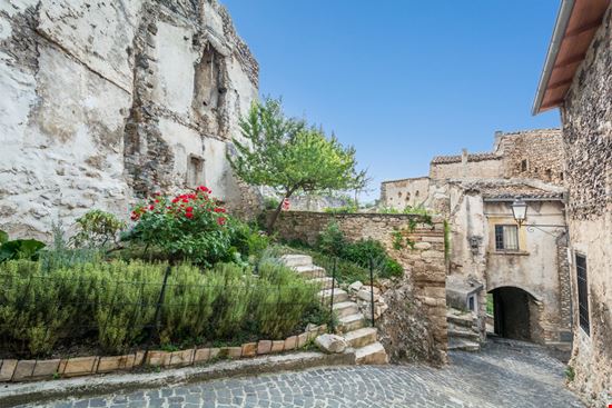 Capestrano Capestrano Stefano_Valeri / Shutterstock.com 