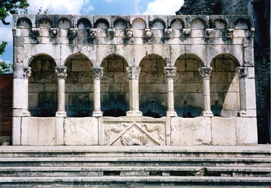 Fontana Fraterna Fontana Fraterna PAFS - Shutterstock.com 