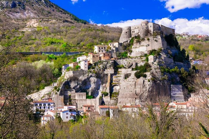 Castello di Cerro al Volturno - Castello di Cerro al Volturno - leoks / Shutterstock.com
