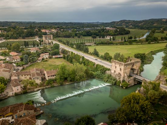 Ponte Visconteo Ponte Visconteo tkarpati - Shutterstock.com 