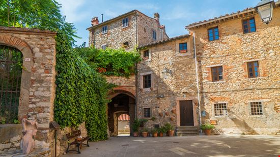 il borgo di Sassetta il borgo di Sassetta Nik Hoberg - Shutterstock.com 
