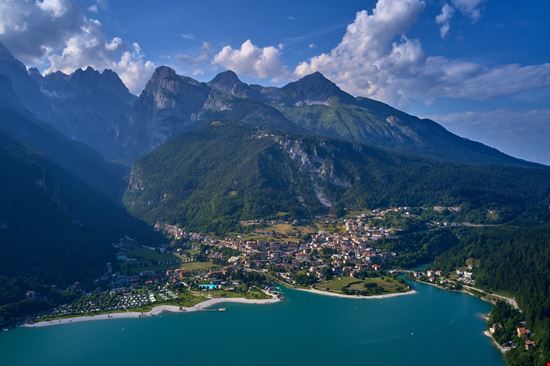 Molveno Lago di Molveno stock.adobe.com 