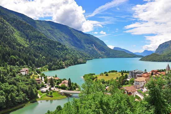 Molveno Lago di Molveno stock.adobe.com 