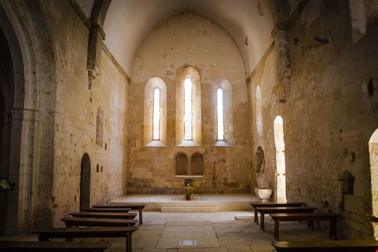 Abbazia di Senanque L'abbazia nei campi di lavanda della Provenza stock.adobe.com 