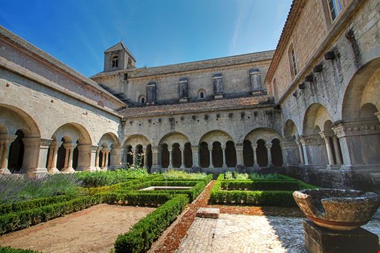 Abbazia di Senanque L'abbazia nei campi di lavanda della Provenza stock.adobe.com 