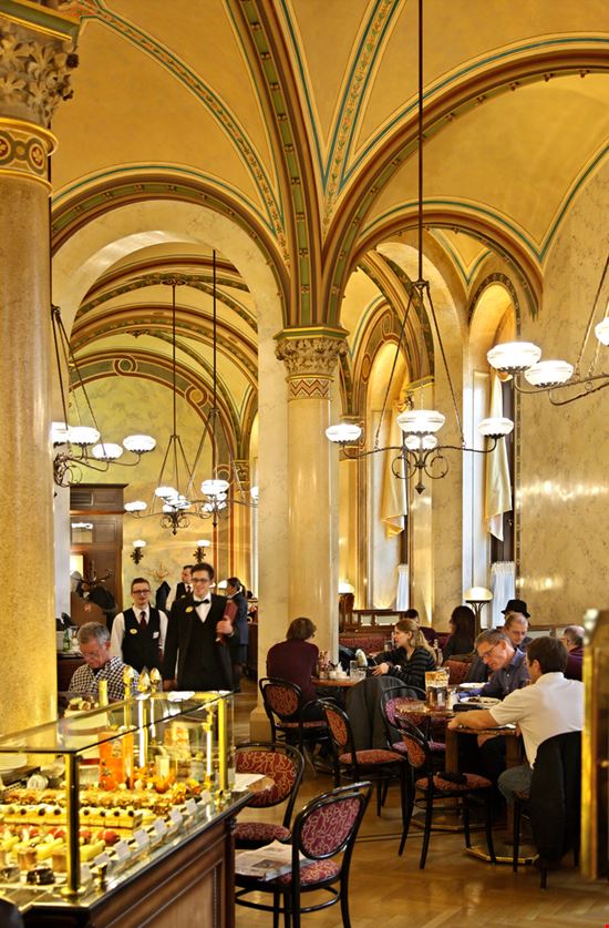 CaféCentral CaféCentral Heracles Kritikos / Shutterstock.com 