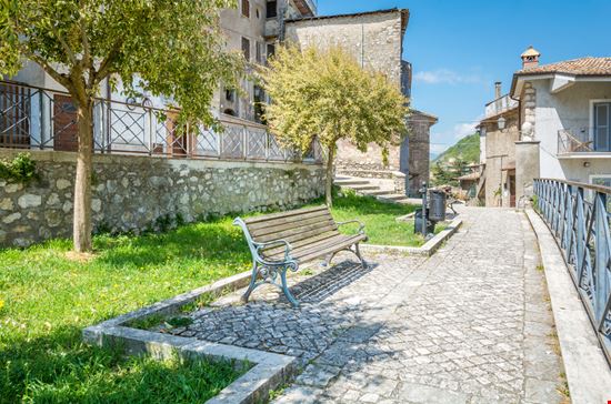 Roviano Roviano Stefano_Valeri / Shutterstock.com 