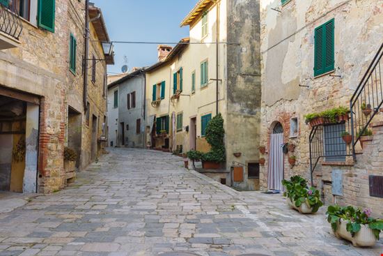 Cetona Cetona Jaroslaw Pawlak - Shutterstock.com 