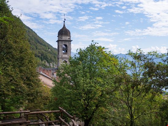 Sacro Monte di Ossuccio Sacro Monte di Ossuccio cokcinelo - Shutterstock.com 