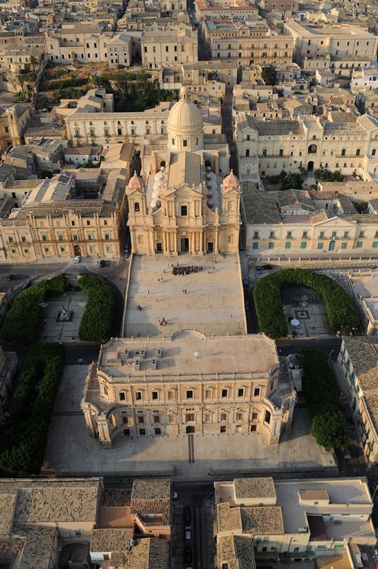 Cattedrale di San Nicolò Cattedrale di San Nicolò luigi nifosi - Shutterstock.com 