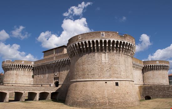 Rocca Roveresca Rocca Roveresca nikoniano / Shutterstock.com 
