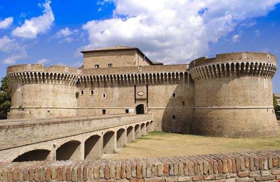 Rocca Roveresca Rocca Roveresca nikoniano / Shutterstock.com 