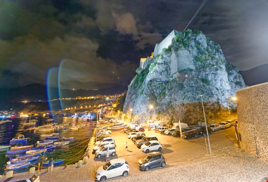Scilla di notte Scilla di notte GagliardiImages - Shutterstock.com 
